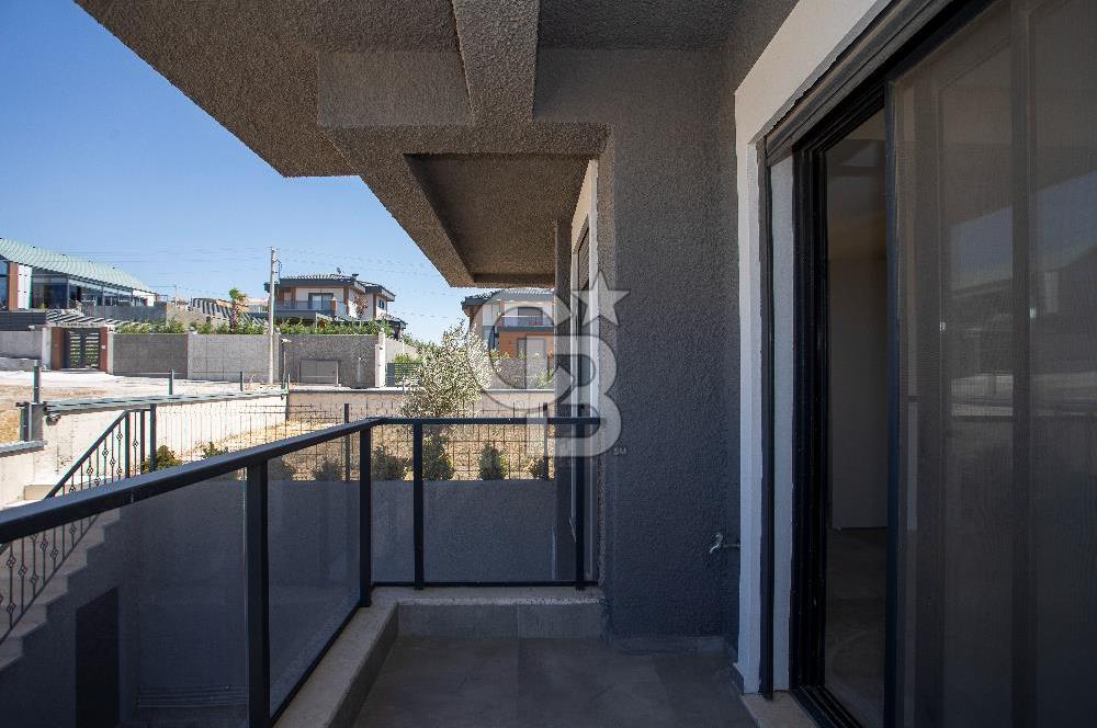 Foçaköy'de Satılık Deniz Manzaralı 4+2 Havuzlu Villa