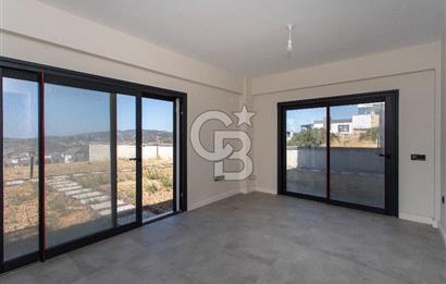 Foçaköy'de Satılık Deniz Manzaralı 4+2 Havuzlu Villa