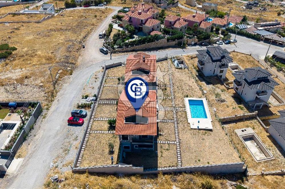 Foçaköy'de Satılık Deniz Manzaralı 4+2 Havuzlu Villa