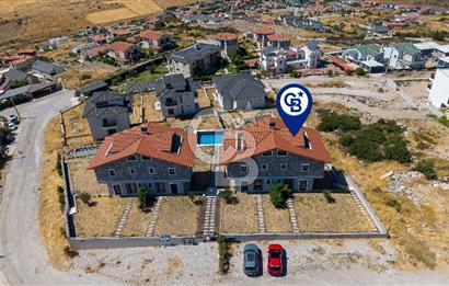 Foçaköy'de Satılık Deniz Manzaralı 4+2 Havuzlu Villa