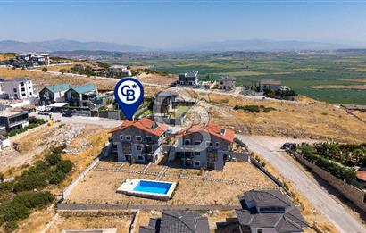 Foçaköy'de Satılık Deniz Manzaralı 4+2 Havuzlu Villa