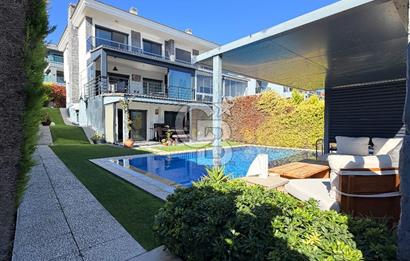 Çeşme’de Müstakil Havuzlu 4+2 Geniş Bahçeli Müstakil Villa