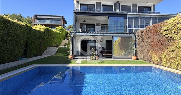 Çeşme’de Müstakil Havuzlu 4+2 Geniş Bahçeli Müstakil Villa - 373228