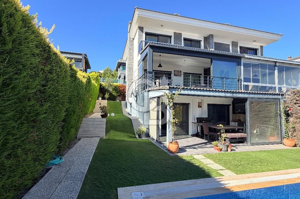 Çeşme’de Müstakil Havuzlu 4+2 Geniş Bahçeli Müstakil Villa