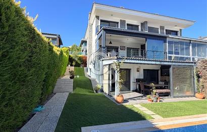 Çeşme’de Müstakil Havuzlu 4+2 Geniş Bahçeli Müstakil Villa