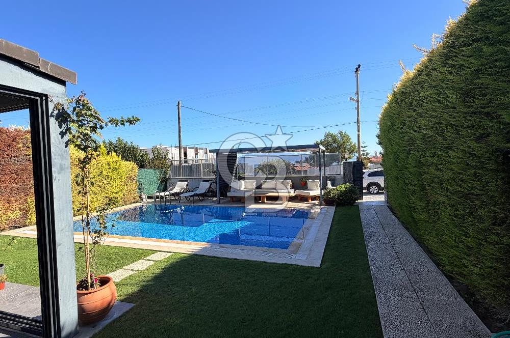 Çeşme’de Müstakil Havuzlu 4+2 Geniş Bahçeli Müstakil Villa