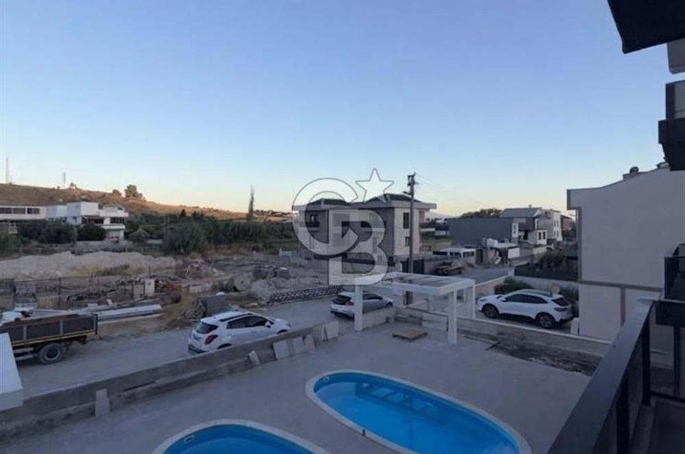 Dikili Çandarlı'da Satılık Deniz Manzaralı Havuzlu 3+1 Tripleks Villa