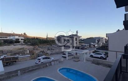 Dikili Çandarlı'da Satılık Deniz Manzaralı Havuzlu 3+1 Tripleks Villa