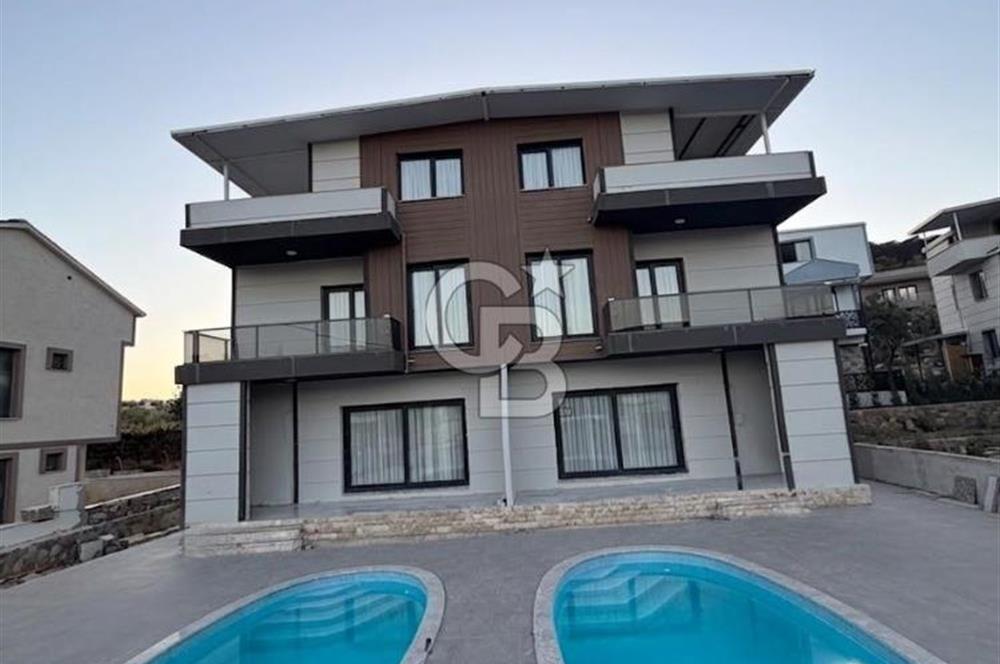 Dikili Çandarlı'da Satılık Deniz Manzaralı Havuzlu 3+1 Tripleks Villa