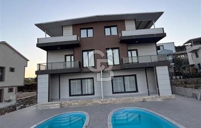 Dikili Çandarlı'da Satılık Deniz Manzaralı Havuzlu 3+1 Tripleks Villa