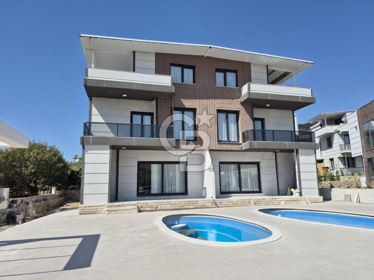 Dikili Çandarlı'da Satılık Deniz Manzaralı Havuzlu 3+1 Tripleks Villa