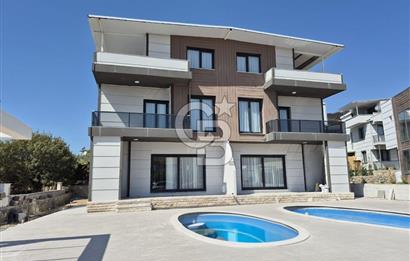 Dikili Çandarlı'da Satılık Deniz Manzaralı Havuzlu 3+1 Tripleks Villa