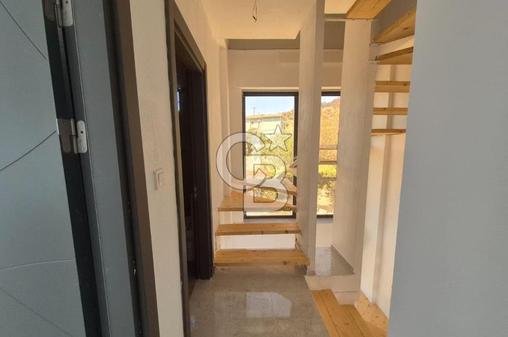 Dikili Çandarlı'da Satılık Deniz Manzaralı Havuzlu 3+1 Tripleks Villa