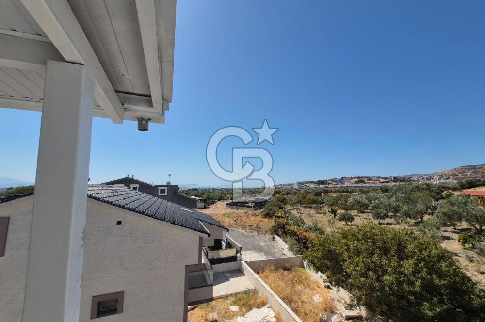 Dikili Çandarlı'da Satılık Deniz Manzaralı Havuzlu 3+1 Tripleks Villa