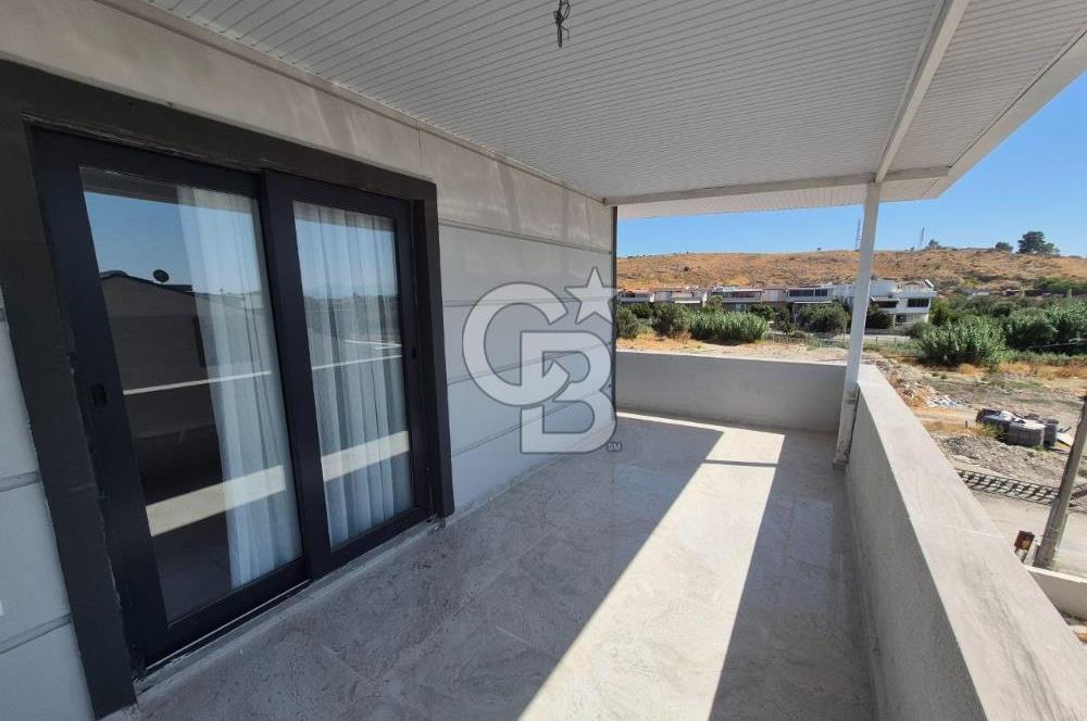 Dikili Çandarlı'da Satılık Deniz Manzaralı Havuzlu 3+1 Tripleks Villa