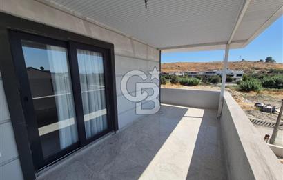 Dikili Çandarlı'da Satılık Deniz Manzaralı Havuzlu 3+1 Tripleks Villa