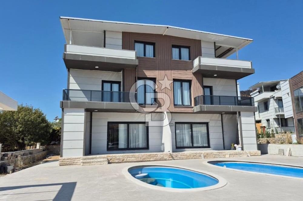 Dikili Çandarlı'da Satılık Deniz Manzaralı Havuzlu 3+1 Tripleks Villa