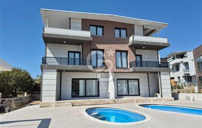 Dikili Çandarlı'da Satılık Deniz Manzaralı Havuzlu 3+1 Tripleks Villa