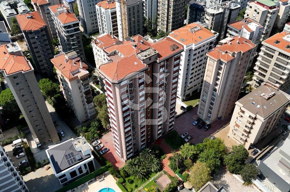ERENKÖY'DE DENİZ MANZARALI CADDEYE 1. DK 4+1 225M2 BALKONLU