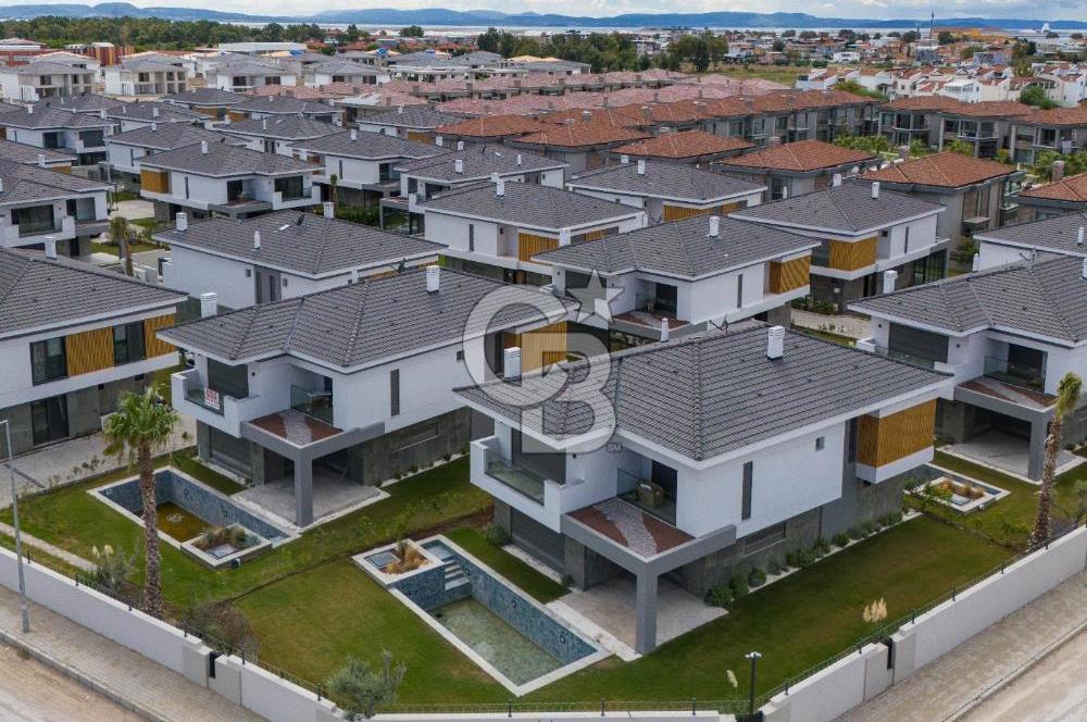 Sasalı'da Site İçerisinde Müstakil Havuzlu 5+1 Kiralık Villa