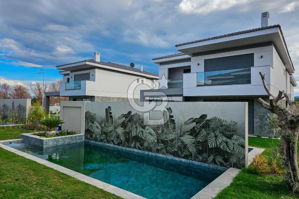 Sasalı'da Site İçerisinde Müstakil Havuzlu 5+1 Kiralık Villa