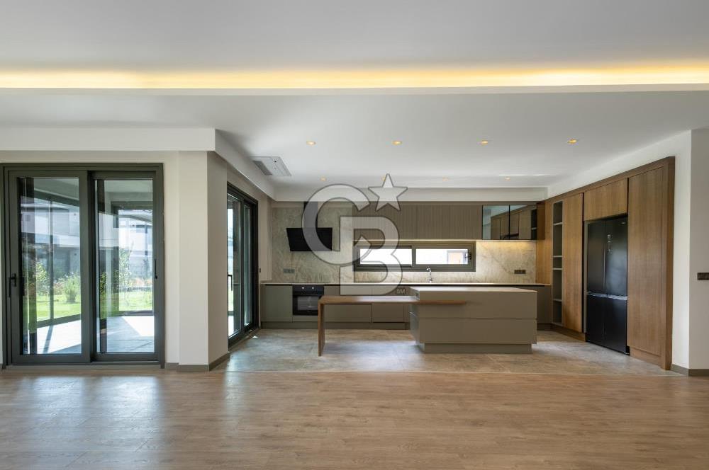 Sasalı'da Site İçerisinde Müstakil Havuzlu 5+1 Kiralık Villa