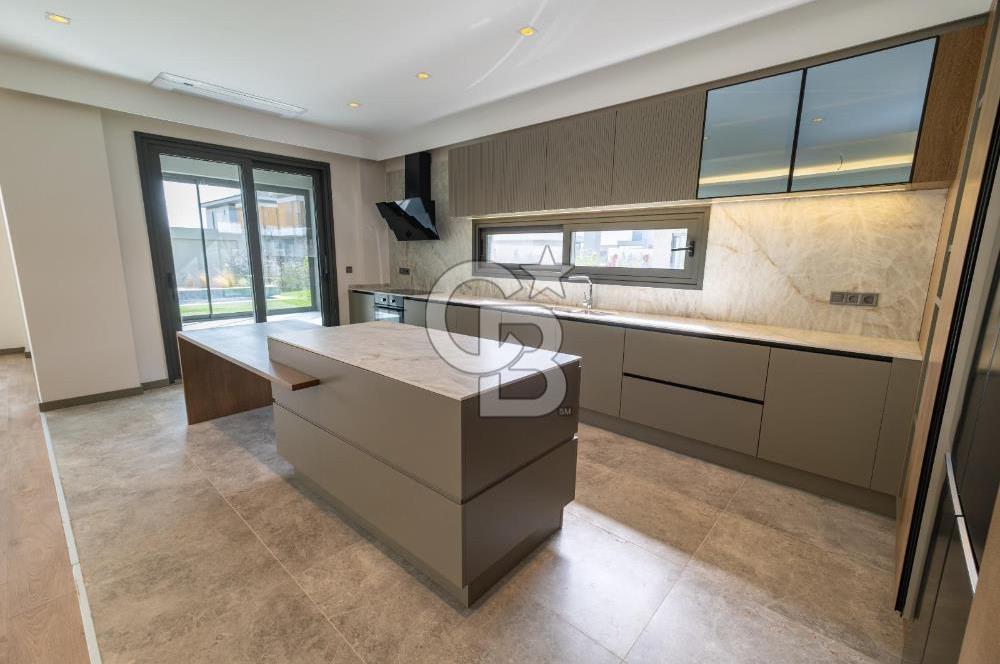 Sasalı'da Site İçerisinde Müstakil Havuzlu 5+1 Kiralık Villa