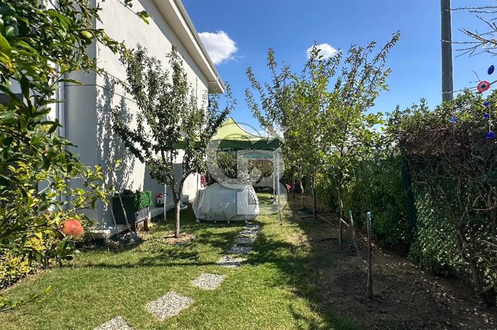 Havuzlu Sitede Bahçeli Masrafsız 2+1 Satılık Daire