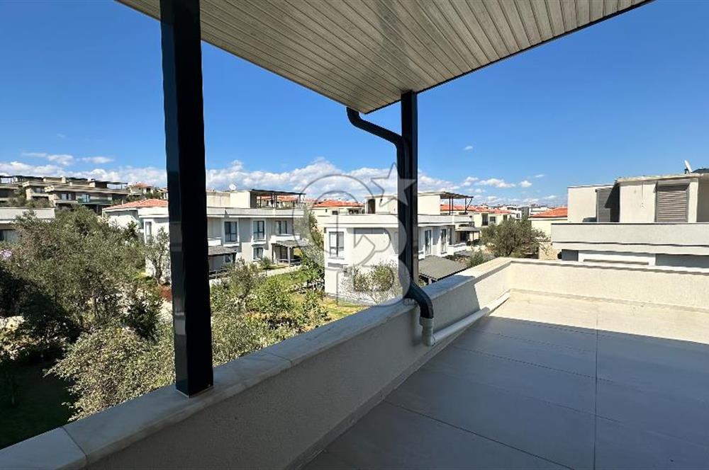 Havuzlu Sitede Kombili Bahçeli Masrafsız 3+1 Satılık Villa