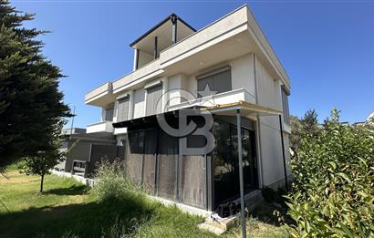 Havuzlu Sitede Kombili Bahçeli Masrafsız 3+1 Satılık Villa