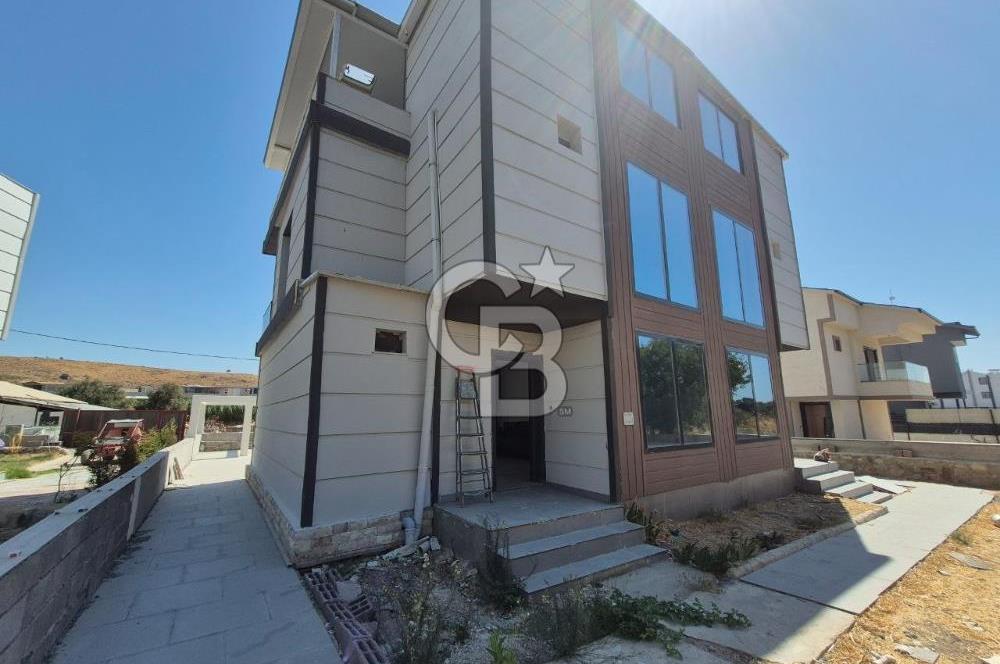Dikili Çandarlı'da Satılık Deniz Manzaralı Havuzlu 3+1 Tripleks Villa