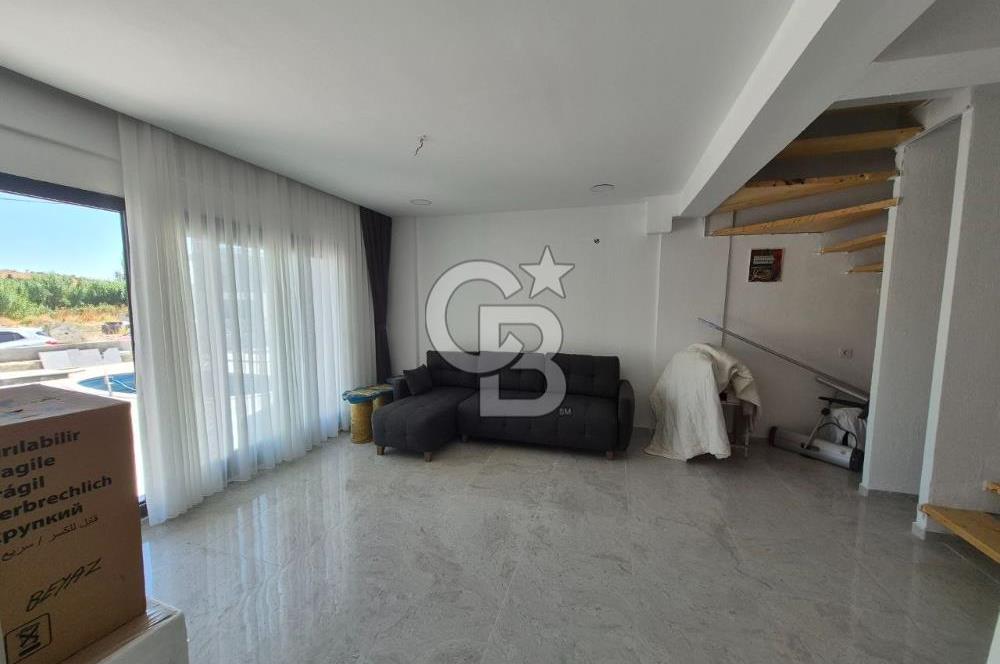Dikili Çandarlı'da Satılık Deniz Manzaralı Havuzlu 3+1 Tripleks Villa