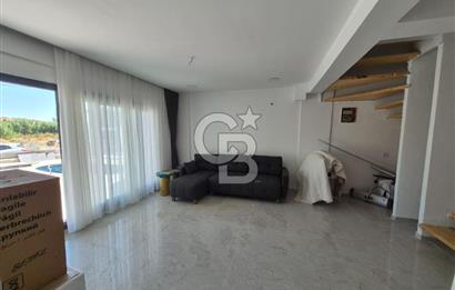 Dikili Çandarlı'da Satılık Deniz Manzaralı Havuzlu 3+1 Tripleks Villa