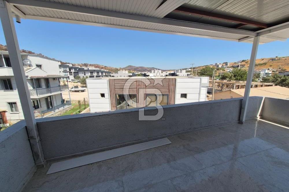 Dikili Çandarlı'da Satılık Deniz Manzaralı Havuzlu 3+1 Tripleks Villa