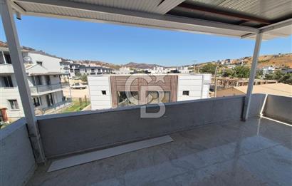 Dikili Çandarlı'da Satılık Deniz Manzaralı Havuzlu 3+1 Tripleks Villa