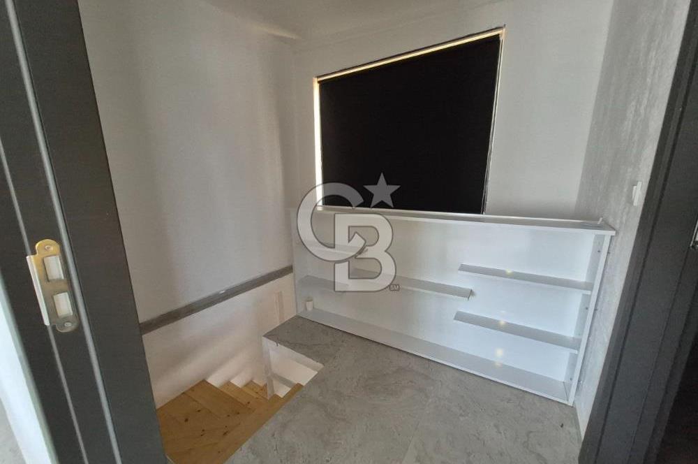 Dikili Çandarlı'da Satılık Deniz Manzaralı Havuzlu 3+1 Tripleks Villa