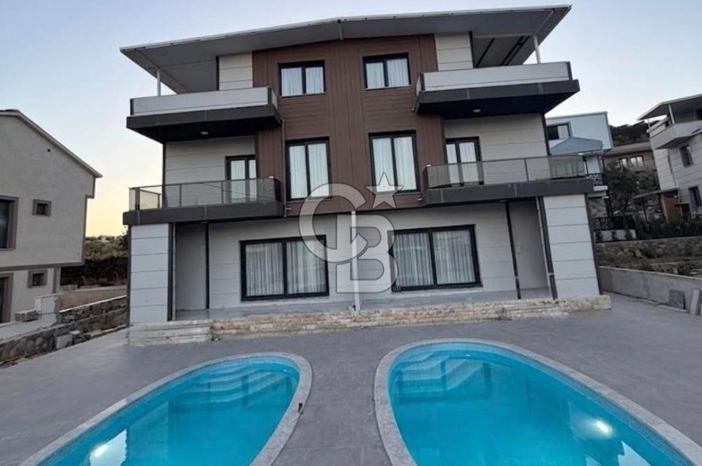 Dikili Çandarlı'da Satılık Deniz Manzaralı Havuzlu 3+1 Tripleks Villa