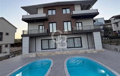 Dikili Çandarlı'da Satılık Deniz Manzaralı Havuzlu 3+1 Tripleks Villa