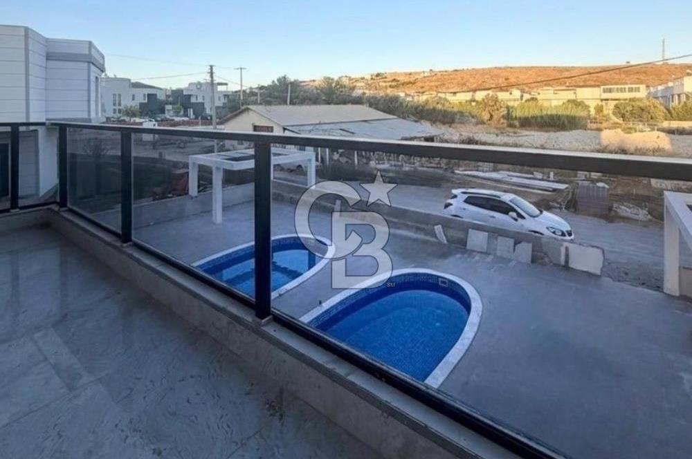 Dikili Çandarlı'da Satılık Deniz Manzaralı Havuzlu 3+1 Tripleks Villa