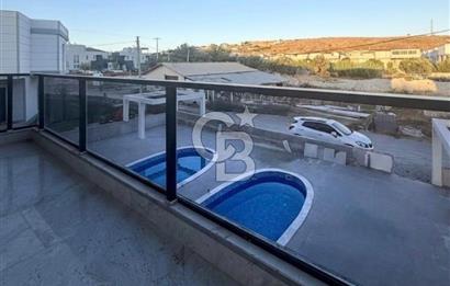 Dikili Çandarlı'da Satılık Deniz Manzaralı Havuzlu 3+1 Tripleks Villa