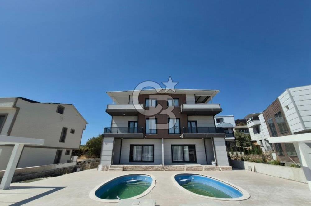 Dikili Çandarlı'da Satılık Deniz Manzaralı Havuzlu 3+1 Tripleks Villa