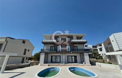 Dikili Çandarlı'da Satılık Deniz Manzaralı Havuzlu 3+1 Tripleks Villa