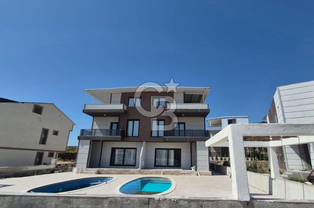 Dikili Çandarlı'da Satılık Deniz Manzaralı Havuzlu 3+1 Tripleks Villa