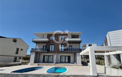 Dikili Çandarlı'da Satılık Deniz Manzaralı Havuzlu 3+1 Tripleks Villa