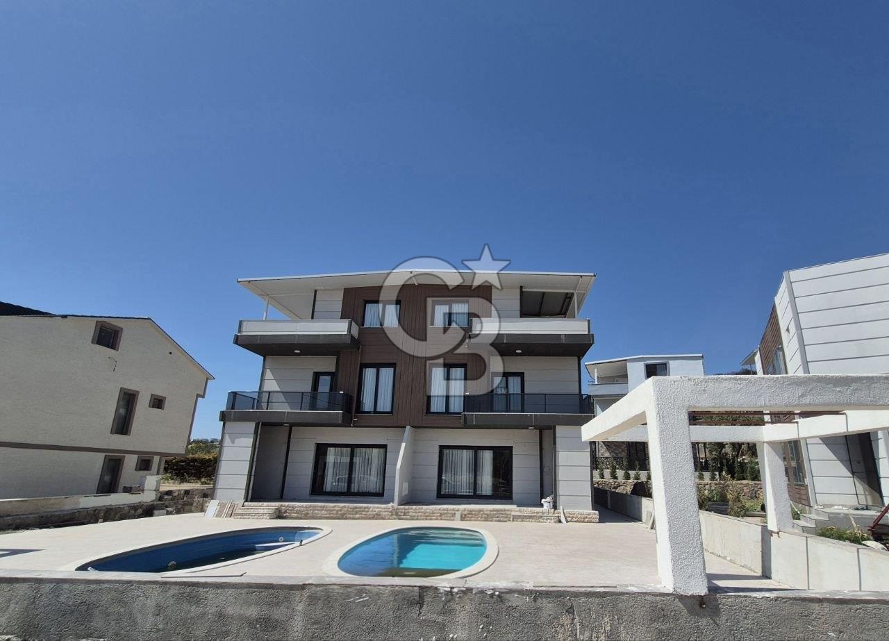 Dikili Çandarlı'da Satılık Deniz Manzaralı Havuzlu 3+1 Tripleks Villa