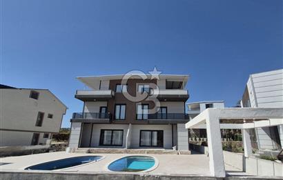 Dikili Çandarlı'da Satılık Deniz Manzaralı Havuzlu 3+1 Tripleks Villa