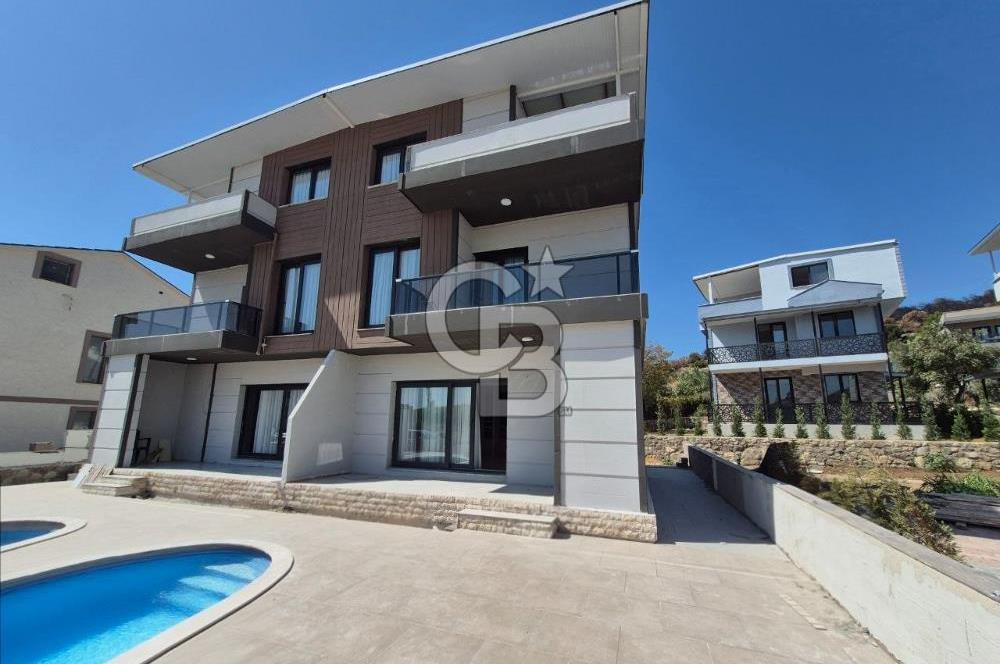 Dikili Çandarlı'da Satılık Deniz Manzaralı Havuzlu 3+1 Tripleks Villa
