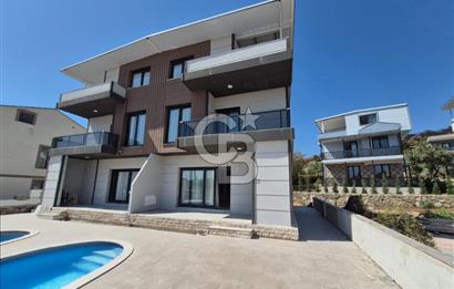 Dikili Çandarlı'da Satılık Deniz Manzaralı Havuzlu 3+1 Tripleks Villa