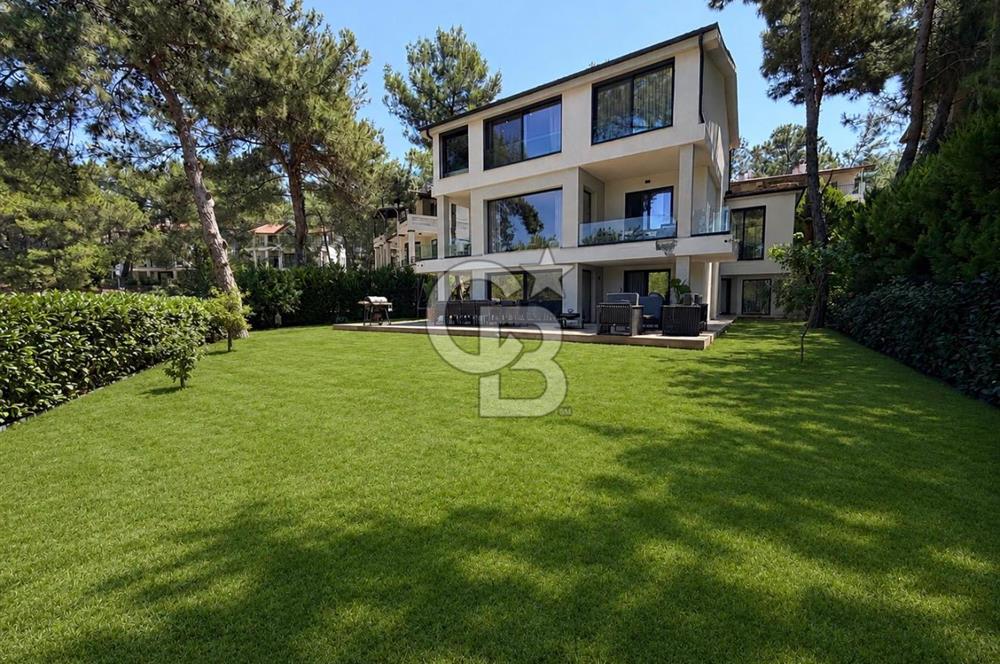 Urla Kalabak Çamlıbel Sitesinde Özel Tasarlanmış Satılık Villa