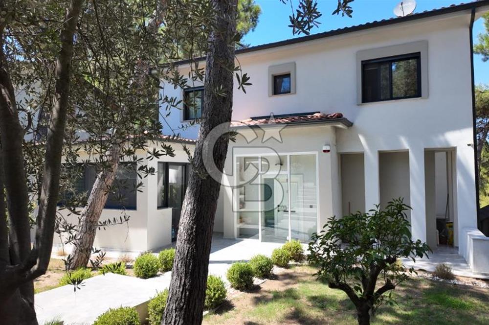 Urla Kalabak Çamlıbel Sitesinde Özel Tasarlanmış Satılık Villa